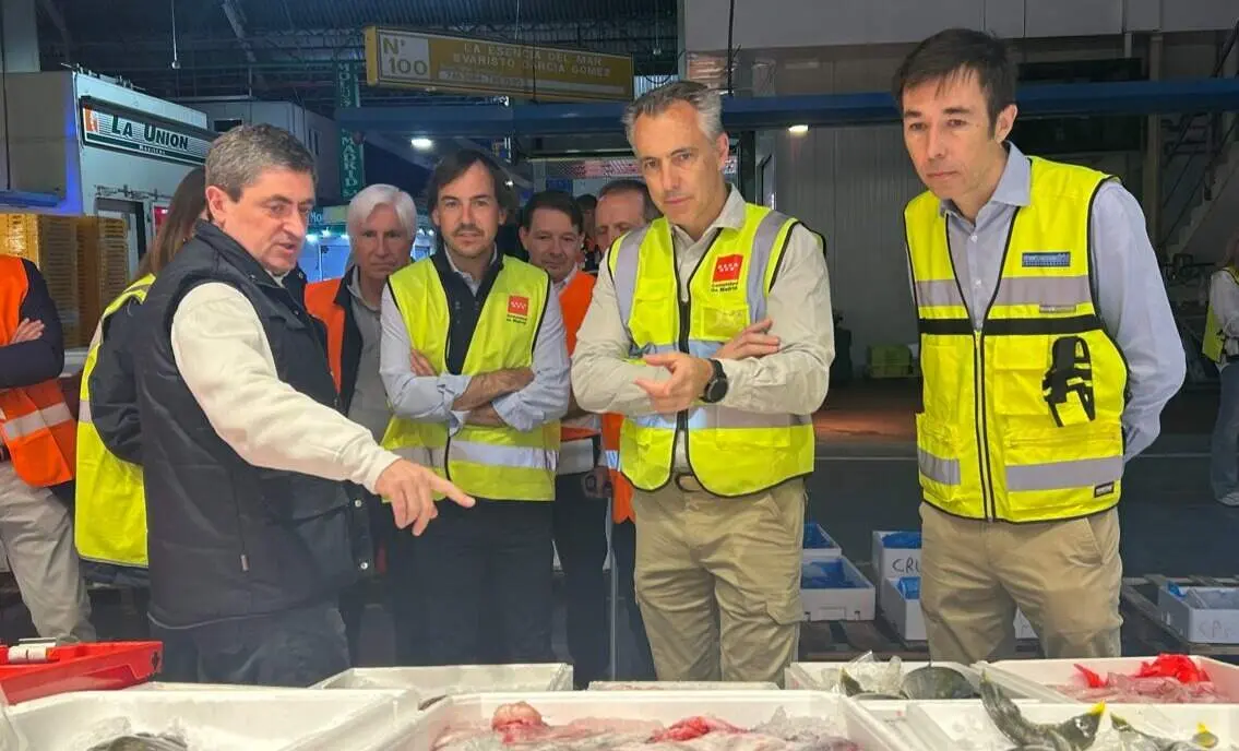 El consejero Novillo, durante su visita a Mercamadrid - Foto Comunidad de Madrid