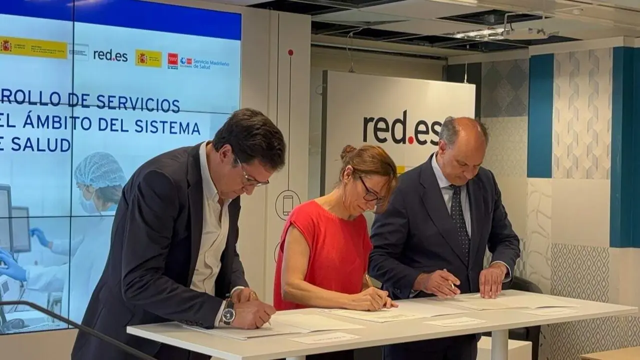 Convenio firmado este jueves entre el Ejecutivo auton&oacute;mico, el Ministerio de Sanidad y Red.es - Foto Comunidad de Madrid