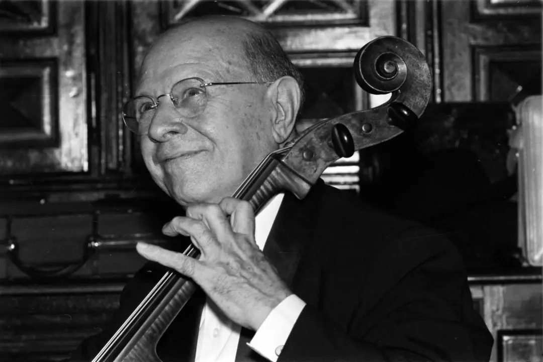 Pau Casals tocando el violonchelo durante el Festival de Prada de Conflent. Foto: Frank Gehbauer, c. 1965. Fundaci&oacute;n Pau Casals.