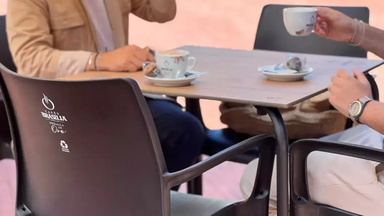 Nestl&eacute; transformar&aacute; posos y c&aacute;psulas de caf&eacute; usadas en 2.000 sillas de terraza para la hosteler&iacute;a espa&ntilde;ola - Foto de Nestl&eacute;