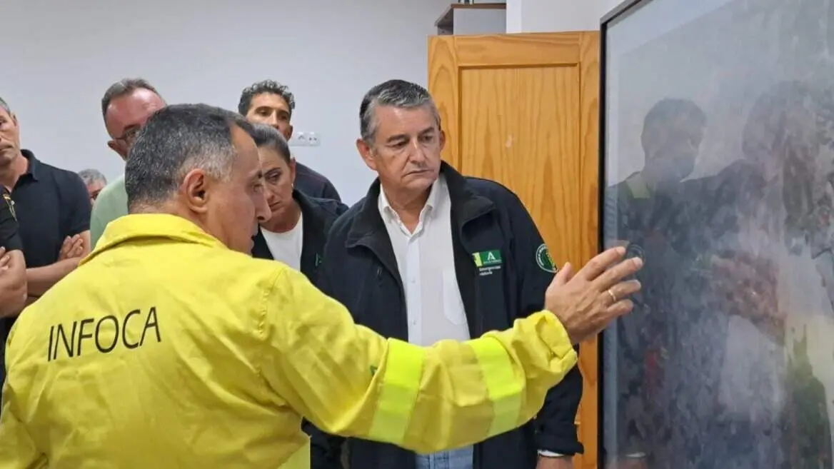El consejero en el Puesto de Mando Avanzado - Foto Junta de Andaluc&iacute;a