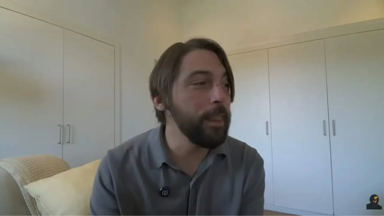 Juan Soto Ivars retrata la campa&ntilde;a de ropa "fake" del Gobierno: "Son 14 millones de basura para convencer a la Generaci&oacute;n Z de que la democracia es el PSOE" - Imagen captura del v&iacute;deo