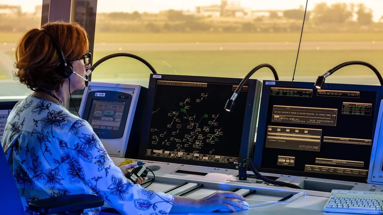Controladora a&eacute;rea de ENAIRE en una torre de control - Foto de ENAIRE