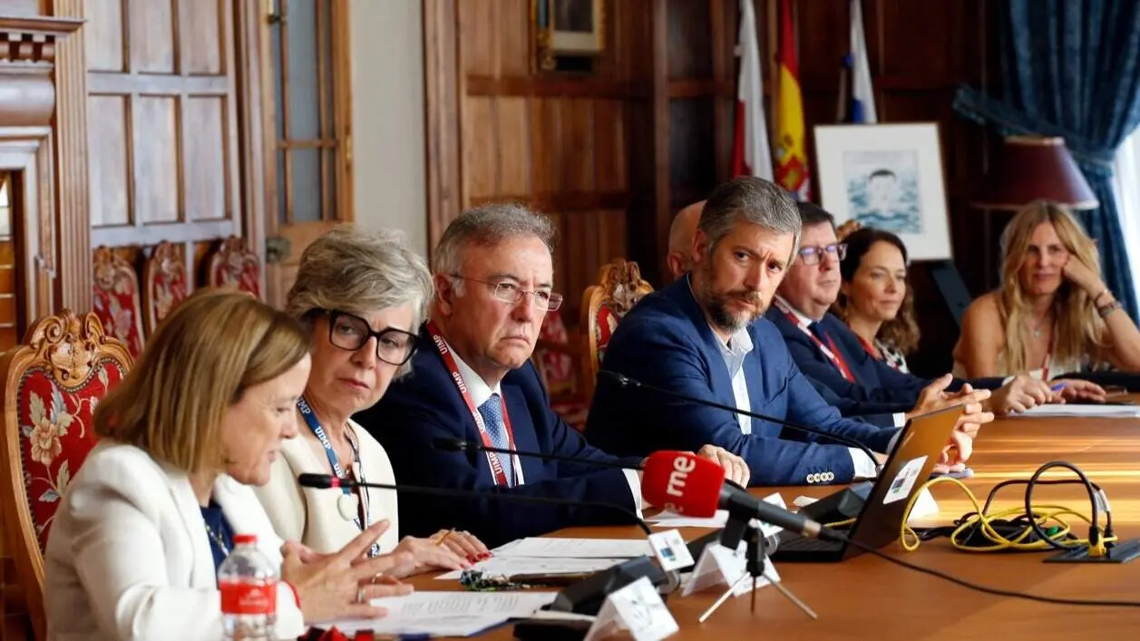 El consejero Garc&iacute;a Mart&iacute;n, en uno de los cursos de verano de la Universidad Internacional Men&eacute;ndez Pelayo de Santander - Foto Comunidad de Madrid