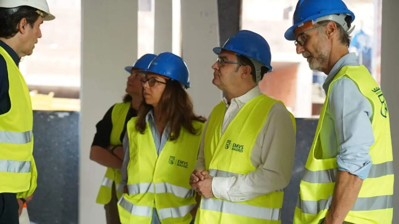 G&oacute;mez-Angulo y Gonz&aacute;lez en momento visita promoci&oacute;n Paseo de la Direcci&oacute;n 3 - Foto Ayuntamiento de Madrid