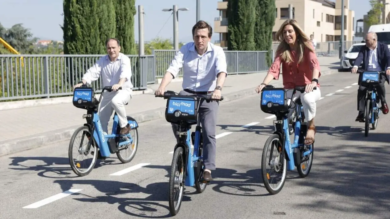 Carabante, Almeida y Tejero durante la inauguraci&oacute;n estaci&oacute;n bicimad en Pozuelo - Foto Ayuntamiento de Madrid
