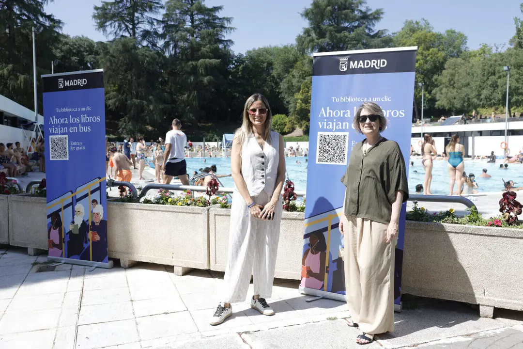 La delegada de Cultura, Turismo y Deporte, Marta Rivera de la Cruz, presenta &lsquo;Tu biblioteca a un clic&rsquo; en las piscinas municipales