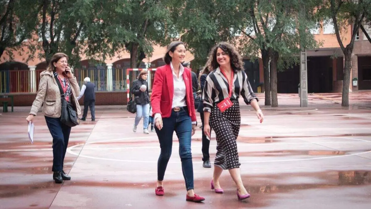 Reyes Maroto y Enma L&oacute;pez en un paseo ante los medios | Foto de Servimedia