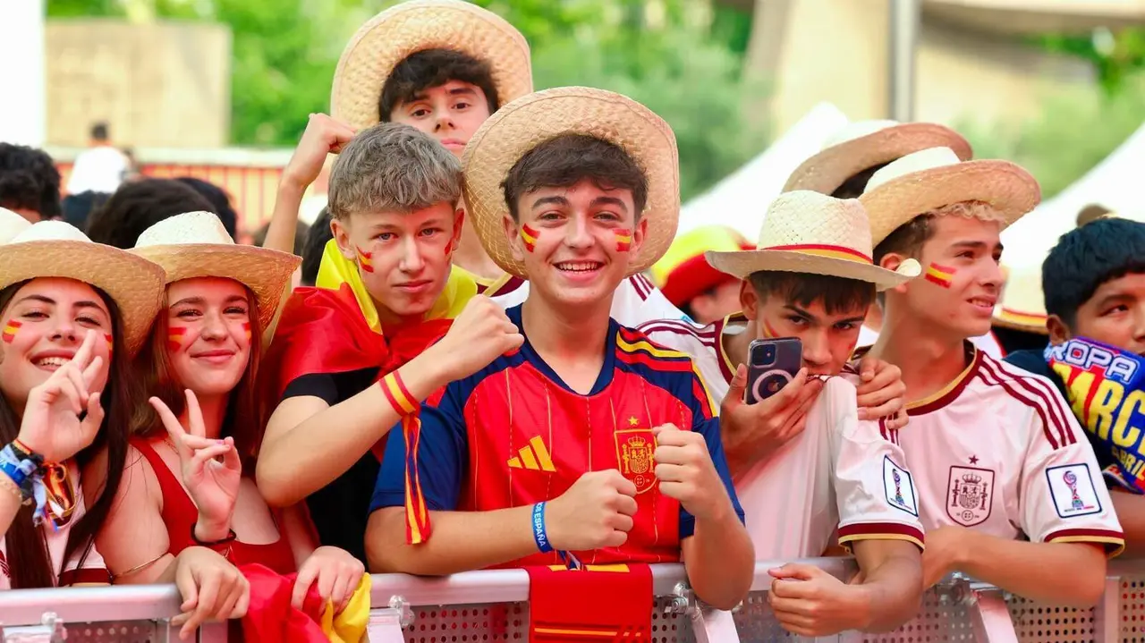 J&oacute;venes apoyando a la Selecci&oacute;n Espa&ntilde;ola en un partido - Foto de  Real Federaci&oacute;n Espa&ntilde;ola de F&uacute;tbol