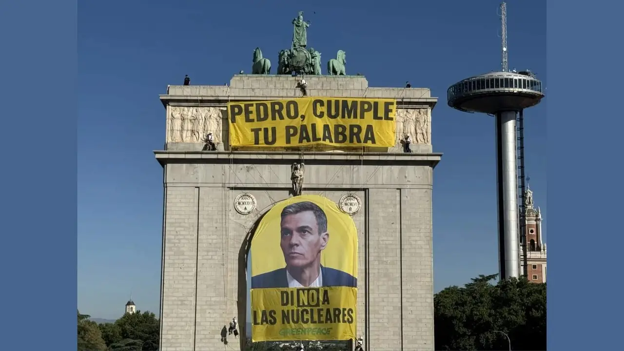 Nueve detenidos de Greenpeace tras colgar una pancarta contra la energ&iacute;a nuclear en el Arco de Moncloa - Foto de Greenpeace