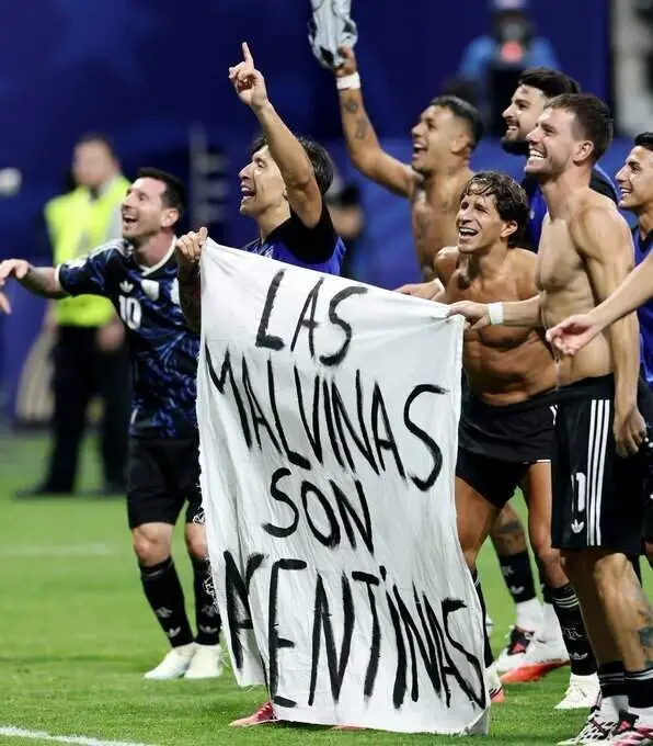 Imagen post partido de los jugadores argentinos portando la bandera. Foto compartido en X