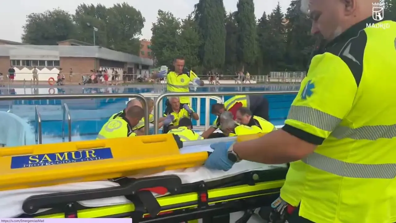 Un hombre de 63 a&ntilde;os, en estado muy grave tras ahogarse en la piscina municipal de Usera - Foto de Emergencias Madrid