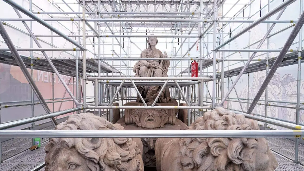La Fuente de Cibeles, rodeada por la estructura de andamios que permitir&aacute; observarla de cerca en 'Abierto por Restauraci&oacute;n'