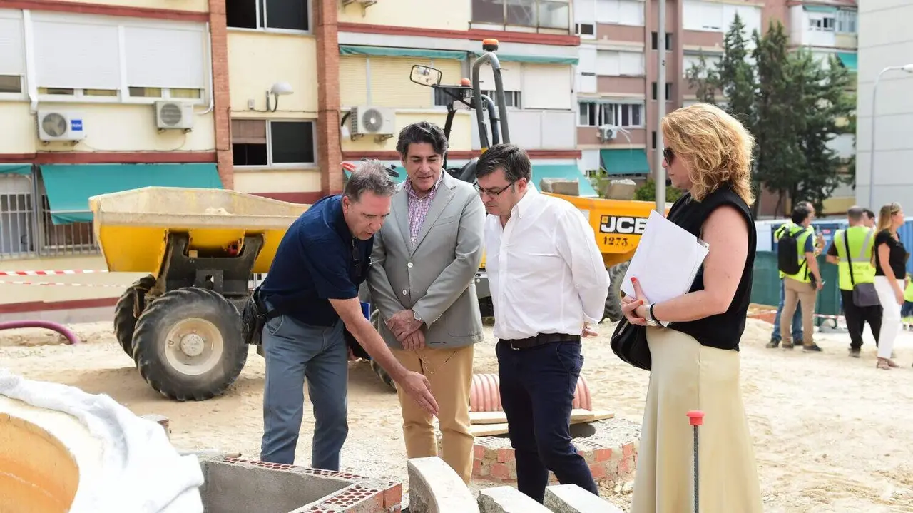 Momento visita zona Manoteras incluida en Plan Regenera Madrid