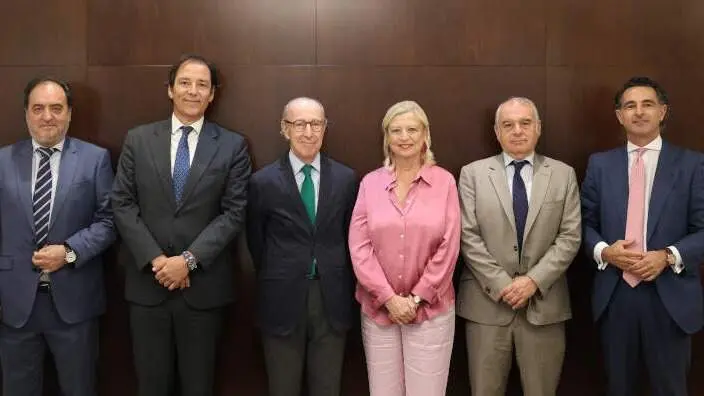 De izquierda a derecha, Ignacio de Cal, representante del &aacute;mbito APE 08.20 Malmea-San Roque-Tres Olivos; Pablo Galvache, secretario no miembro de la EUCC; Fidel S&aacute;enz de Ormijana, vicepresidente de la EUCC y representante del &aacute;mbito APR 05.10 Estaci&oacute;n de Chamart&iacute;n; Paloma Garc&iacute;a Romero, delegada del &Aacute;rea de Obras y Equipamientos y representante del Ayuntamiento de Madrid; Miguel Hern&aacute;ndez, presidente de la EUCC y representante del &aacute;mbito APE 05.31 Centro de Negocios Chamart&iacute;n; y Sergio Criado, representante del APE 08.21 Las Tablas Oeste.