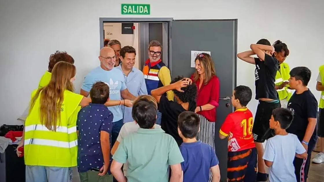De la Fuente charla con ni&ntilde;os evacuados | Foto de RFEF