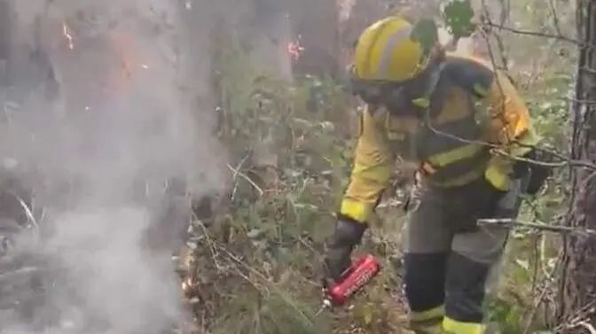 Brigadista de Brif Tabuyo utilizando fuego t&eacute;cnico en Murias de Ponjos (Le&oacute;n) | Foto de AT-Brif