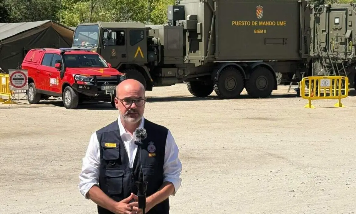 Francisco Mart&iacute;n en el Puesto de Mando Avanzado - Foto Servimedia
