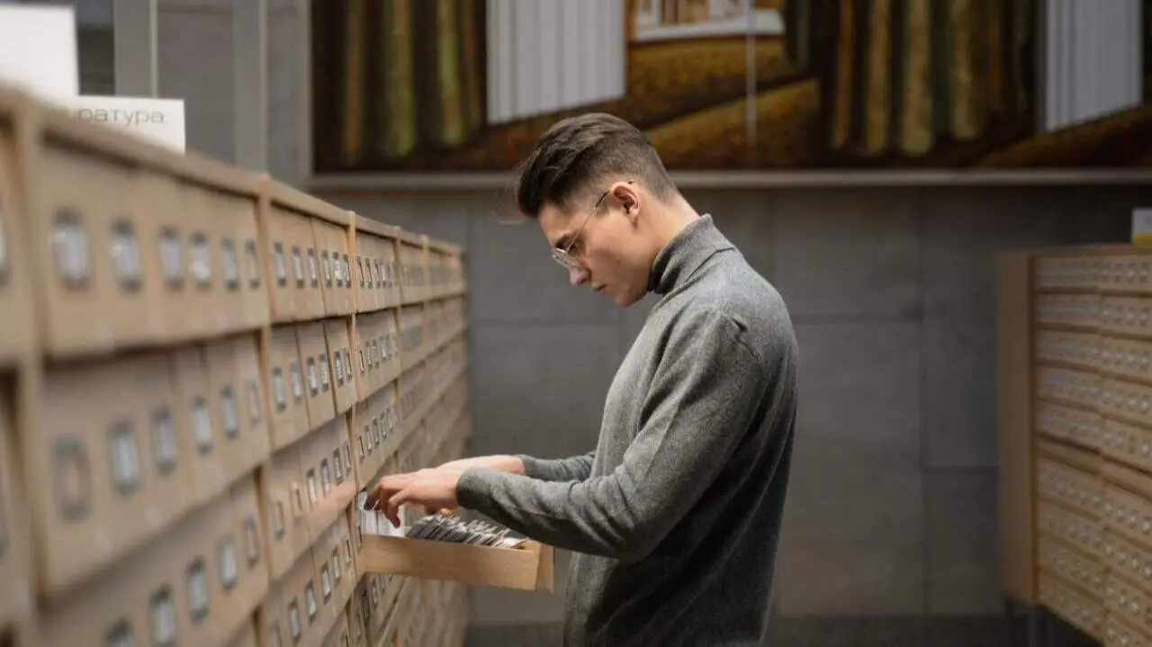 Joven en un archivo - Foto de Tima Miroshnichenko (Pexels)