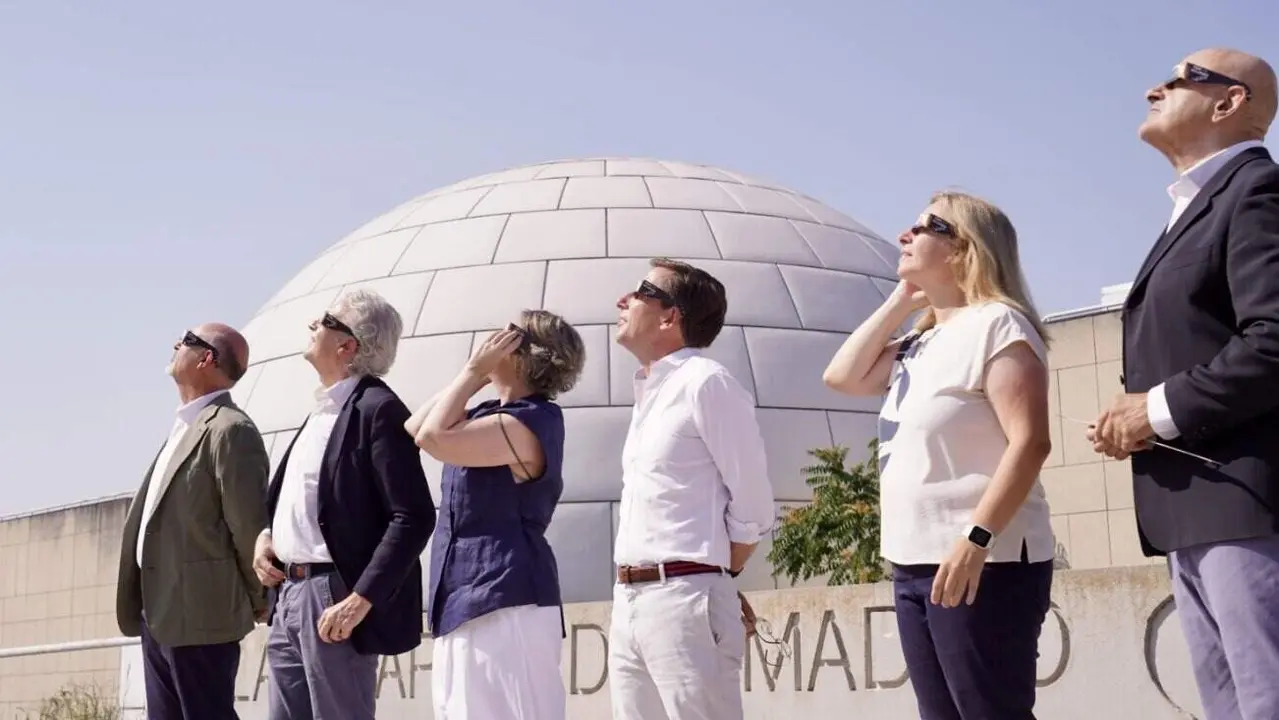 El alcalde de Madrid, Jos&eacute; Luis Mart&iacute;nez-Almeida, visita el Planetario de Madrid y conoce la programaci&oacute;n especial con motivo del eclipse - Foto Ayuntamiento de Madrid
