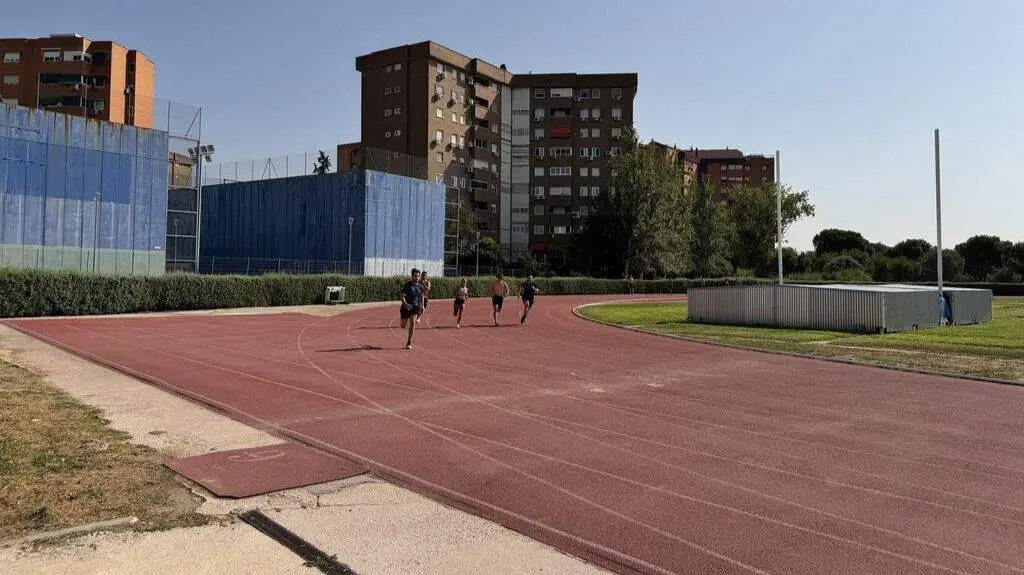 El Ayuntamiento de Legan&eacute;s destinar&aacute; m&aacute;s de 300.000 euros a reparar la pista de atletismo y las piscinas de El Carrascal y Olimpia - Foto del Ayuntamiento de Legan&eacute;s