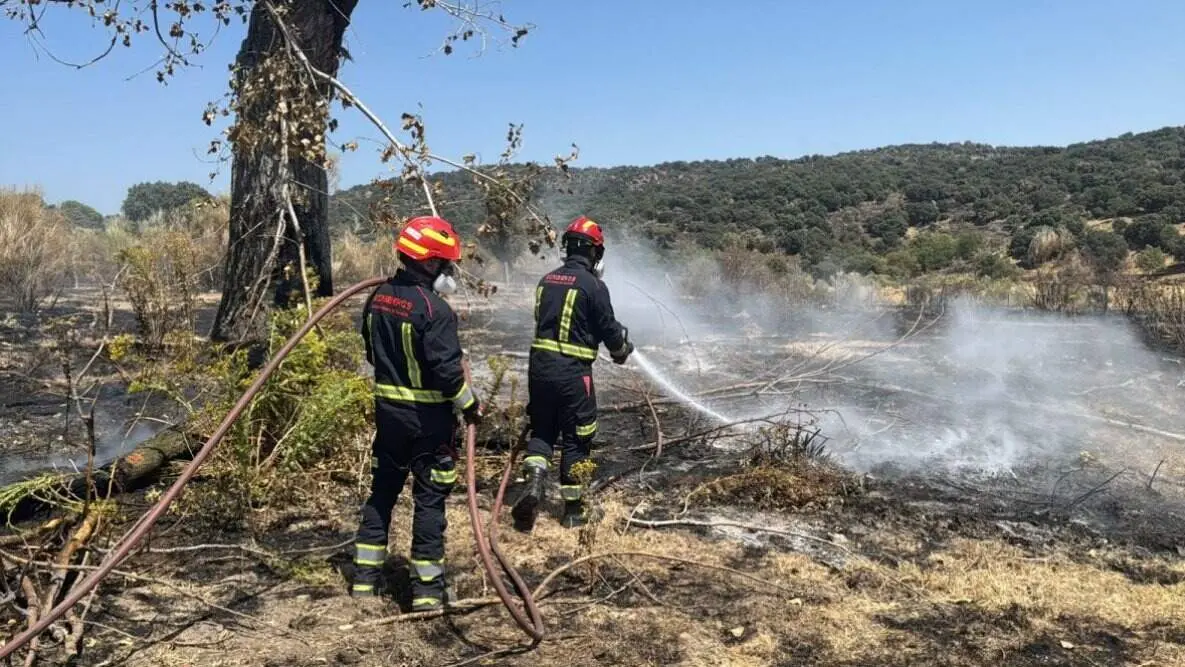 Bomberos en la zona del incendio - Foto Emergencias