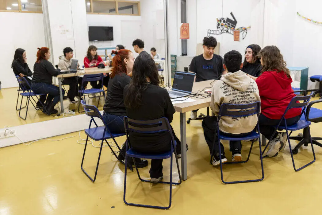 Imagen de archivo j&oacute;venes realizando actividades - Foto Ayuntamiento de Madrid