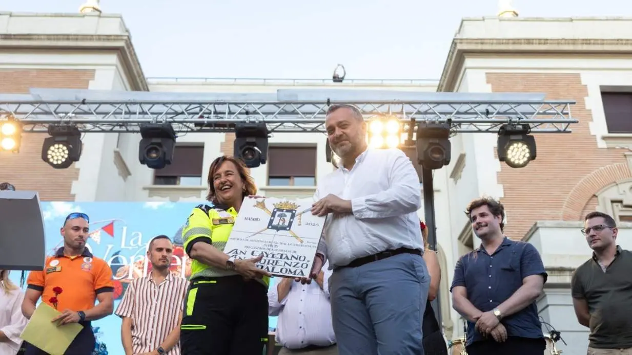 La jefa de la Unidad de Organizaci&oacute;n de SAMUR-Protecci&oacute;n Civil, Paloma Miravet, y el concejal de Centro, Carlos Segura, en el preg&oacute;n de las Fiestas de San Cayetano, San Lorenzo y La Paloma 2026 - Foto Ayuntamiento de Madrid
