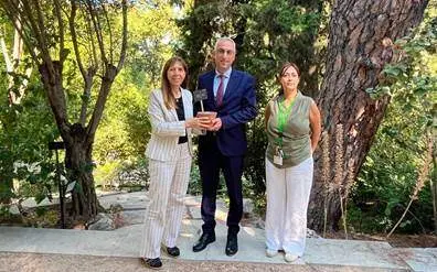 Imagen de la donaci&oacute;n de la planta. De izquierda a derecha, Mar&iacute;a-Paz Mart&iacute;n, directora del RJB-CSIC; Michalis Ioannou, embajador de Chipre en Espa&ntilde;a; y Beatriz Perlines, jefa unidad de Jard&iacute;n y Arbolado. Secci&oacute;n I. &copy; Encarna Garc&iacute;a | RJB-CSIC