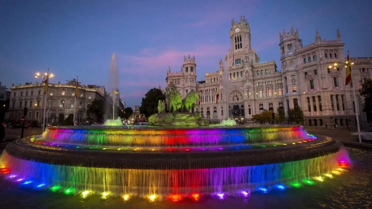 Imagen de la fuente de Cibeles con los colores del arco&iacute;ris en una edici&oacute;n anterior del MADO - Foto Ayuntamiento de Madrid