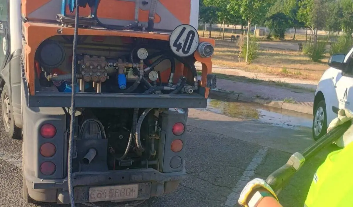 Baldeos limpieza - Foto Valoriza Ayuntamiento Alcal&aacute; de Henares