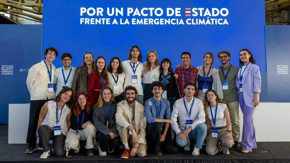 Aagesen con participantes en un acto sobre el Pacto de Estado frente a la Emergencia Clim&aacute;tica | Foto de Miteco