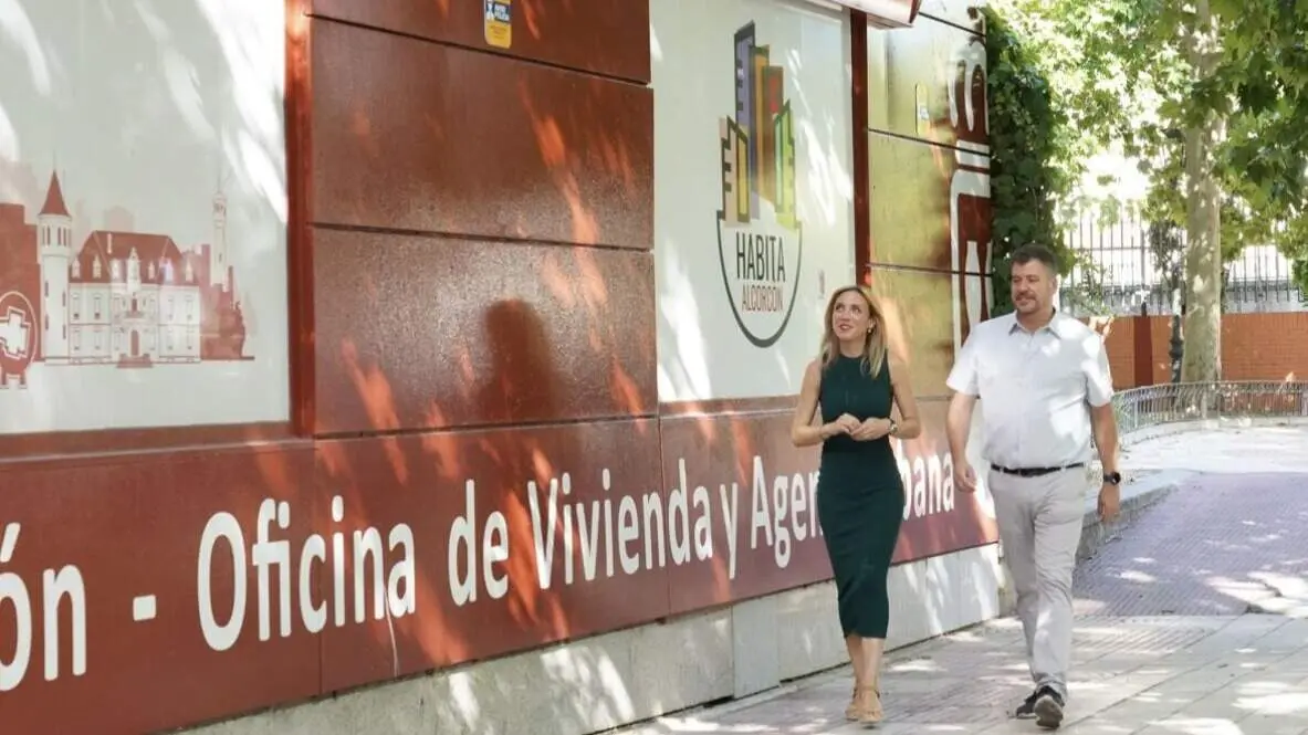 La alcaldesa, en su visita a la oficina de vivienda . Foto Ayuntamiento de Alcorc&oacute;n