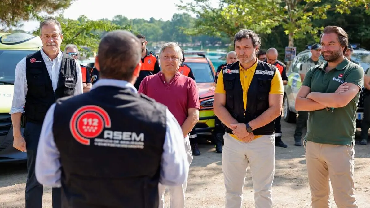 El director de la Agencia de Seguridad y Emergencias  Madrid 112 (ASEM112), Pedro Antonio Ruiz, supervisando el operativo en Buitrago del Lozoya - Foto Comunidad de Madrid