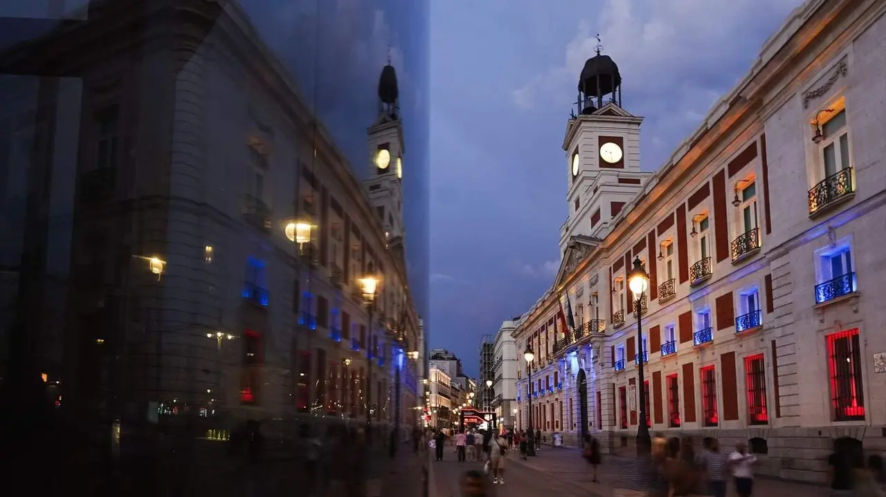 Real Casa de Correos iluminada con los colores de la bandera de Colombia - Comunidad de Madrid