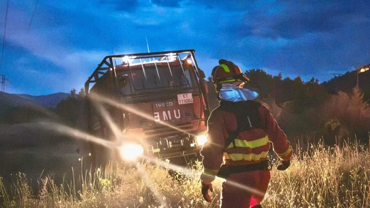 Militares de la UME, participando en la lucha contra el fuego - Foto de UME