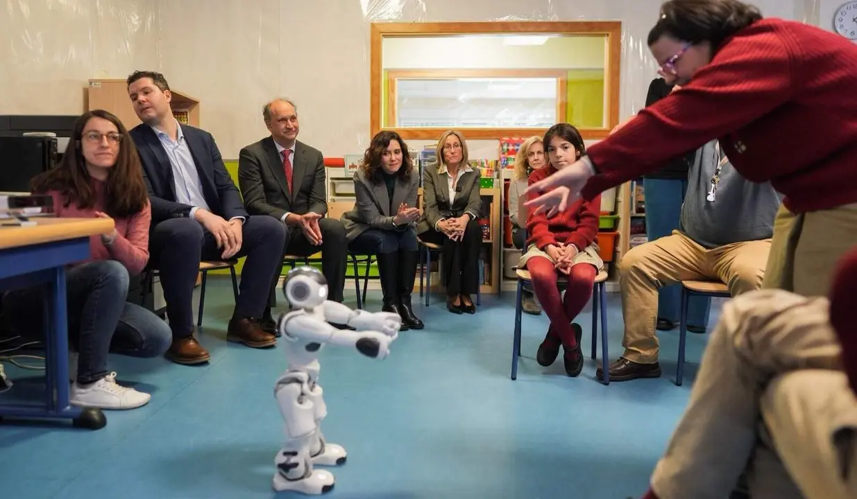 Robic, robot social,  interact&uacute;a con los alumnos del colegio Gaudem - Foto Comunidad de Madrid