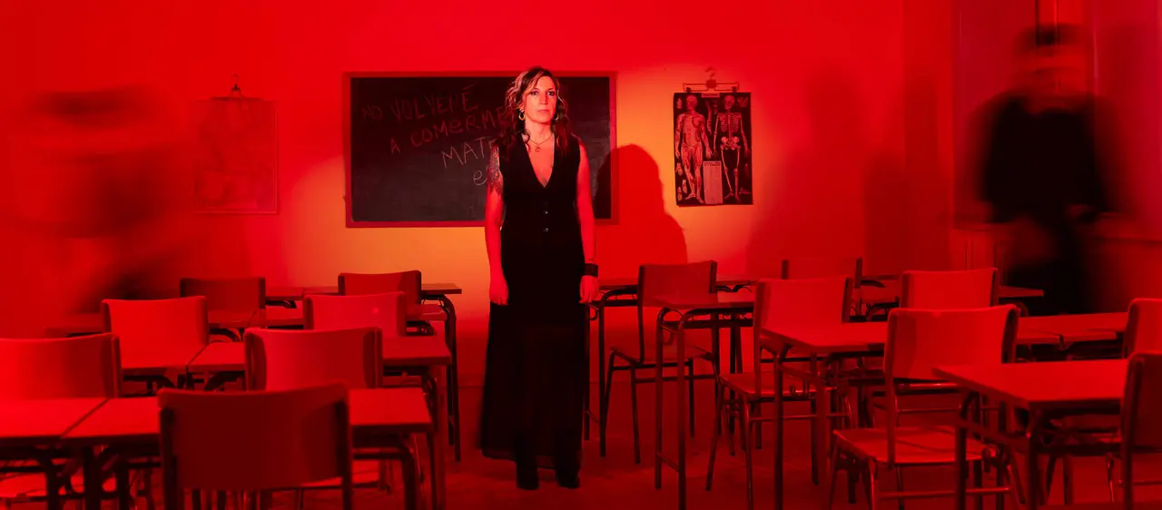 Mar&iacute;a Velasco, el cantaor Al-Blanco y el bailar&iacute;n-perfomer Mario Patr&oacute;n | 
Foto: Laura M. Lombard&iacute;a. Aula cedida para la sesi&oacute;n de fotos por el Instituto Puerta Bonita