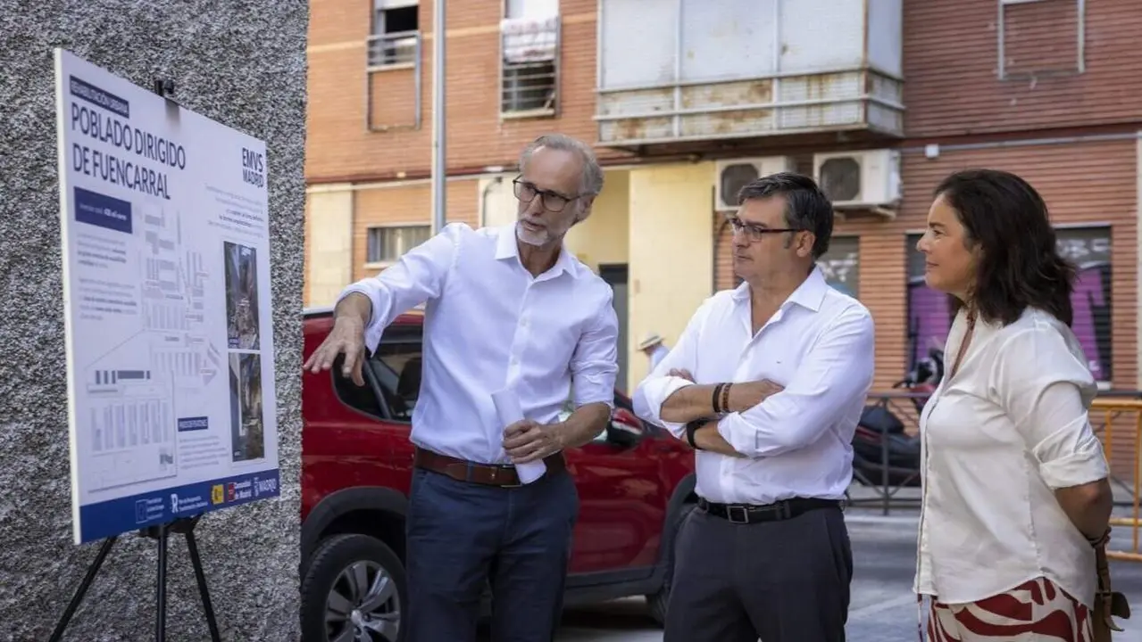 Gonz&aacute;lez, De Miguel y Arroyo durante la visita al Poblado Dirigido de Fuencarral - Foto Ayuntamiento de Madrid