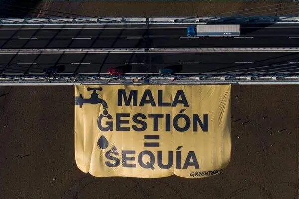 Pancarta gigante que asocia la sequ&iacute;a con la mala gesti&oacute;n del agua - Foto de Greenpeace