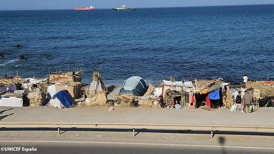 Refugios de migrantes en una playa de Ceuta | Foto de Unicef