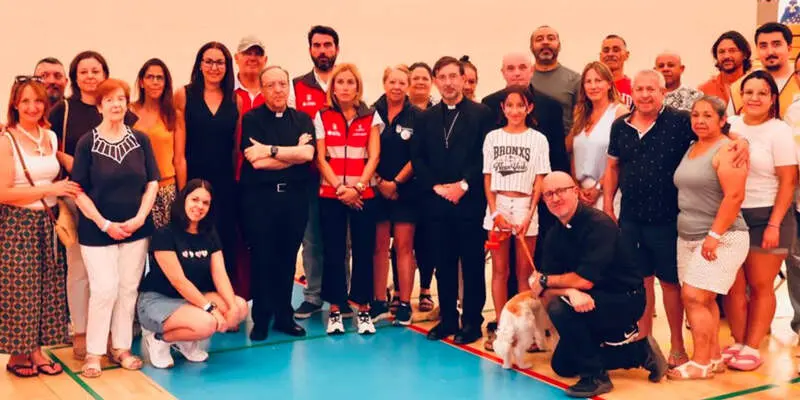 El cardenal Cobo junto a feligreses de Navalagamella evacuados por los incendios | Foto de Archimadrid