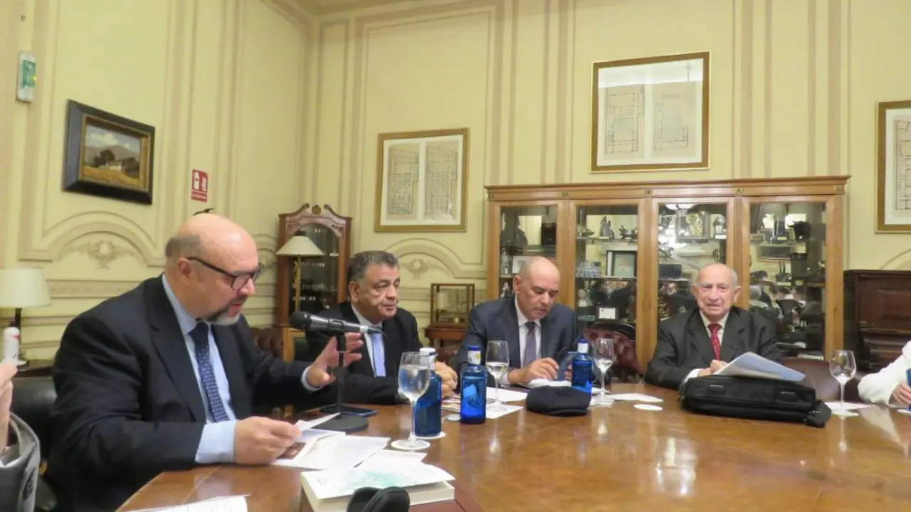 Basilio Rodríguez Cañada, presidente del Grupo 
Editorial Sial Pigmalión; el catedrático de la 
Universidad de la Manouba, de Túnez, Ridha 
Mami; el ponente, periodista y escritor tunecino-
británico, Maher Abder-Rahman y Andrés 
Valverde Sánchez