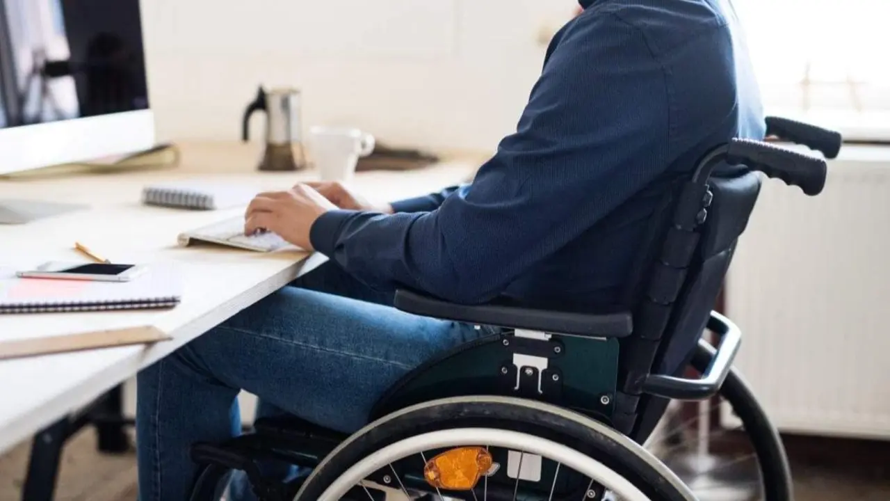 Trabajador con discapacidad  Foto de 123rfhalfpoint