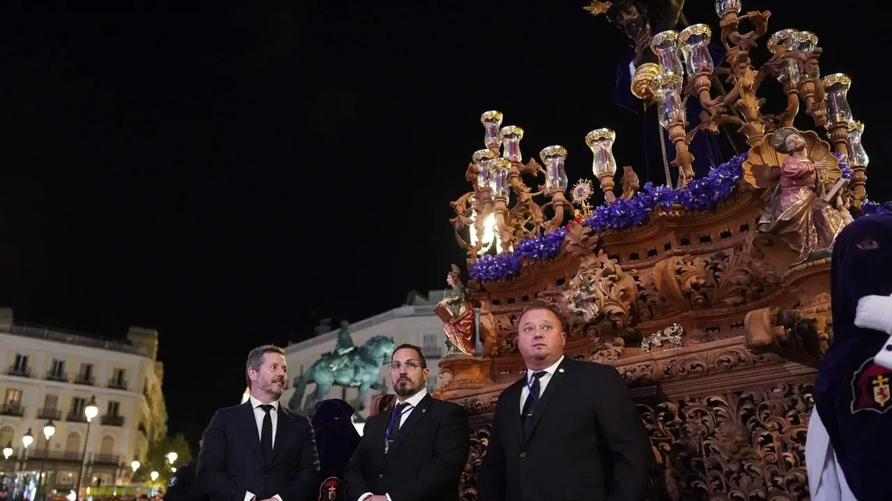 Procesiones del Cristo de las tres Ca&iacute;das y los Gitanos a su paso por la Puerta del Sol - Comunidad de Madrid