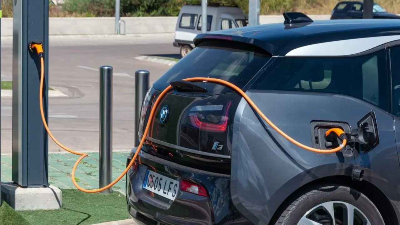 Un coche el&eacute;ctrico carga su bater&iacute;a en un aparcamiento - Foto de 123FR/Nemesio Jim&eacute;nez