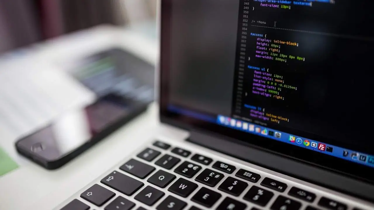Ordenador con lenguaje de programaci&oacute;n - Foto de Pixabay