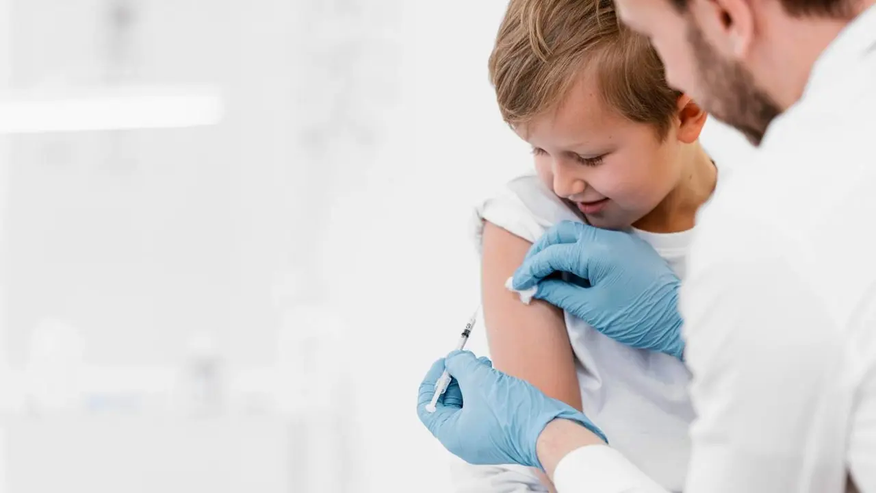 M&eacute;dico de primer plano vacunando a ni&ntilde;o - Freepik