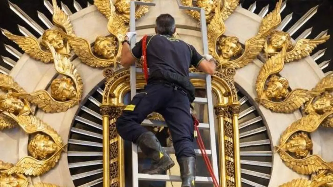 Un bombero ante el cuadro de la Virgen de la Paloma - Foto de Archimadrid