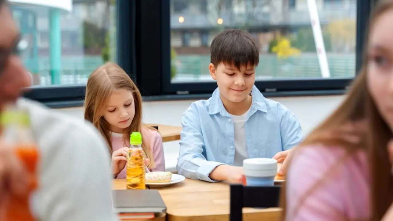 becas comedor Madrid - Freepik